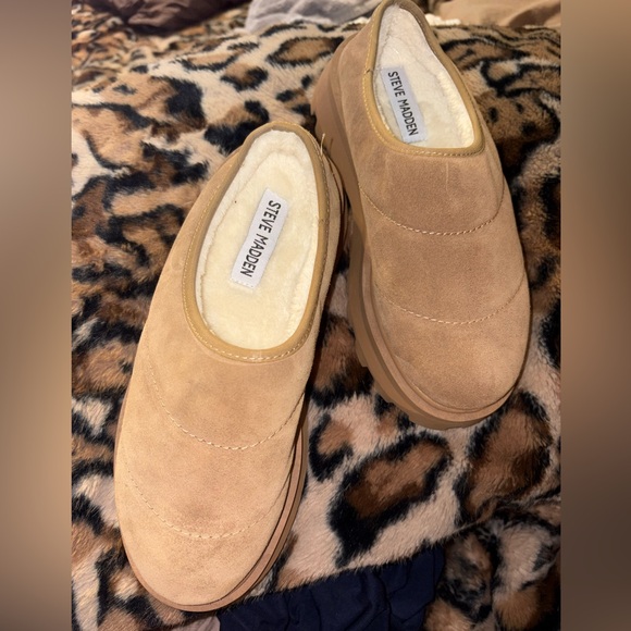 Steve Madden Beige Suede Slip-Ons NWOT - Picture 1 of 5